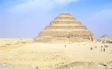  Pyramidernas Bygge: En Hyllning till Djoser och hans Arkitektoniska Genombrott